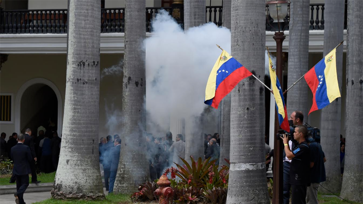 Σοκ από τη βία στη Βουλή της Βενεζουέλας: Οι οπαδοί του Μαδούρο χτυπούσαν όποιον έβρισκαν
