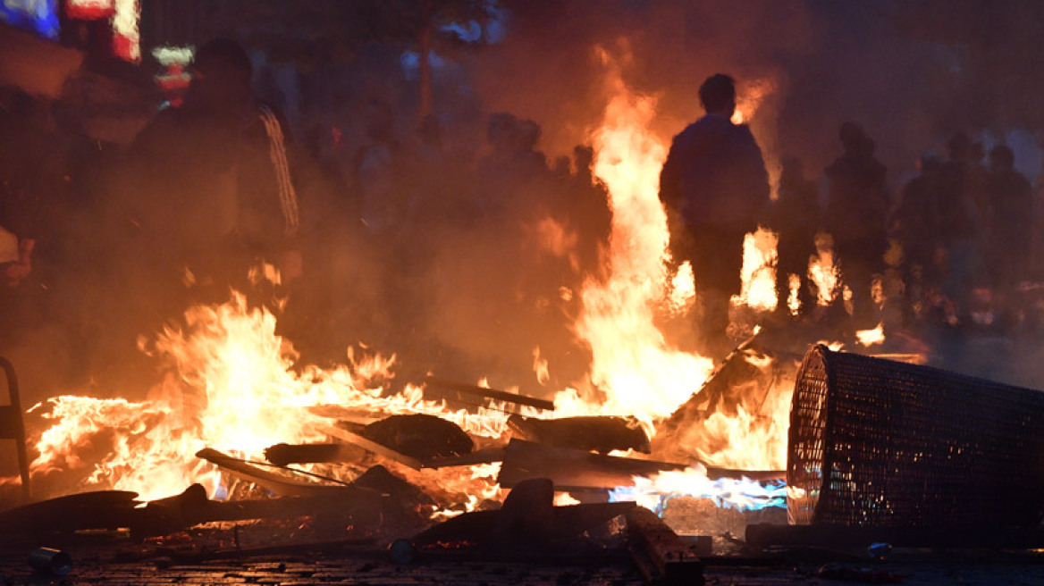 Πεδίο μάχης το Αμβούργο: Φωτιές, οδοφράγματα, μολότοφ και συγκρούσεις