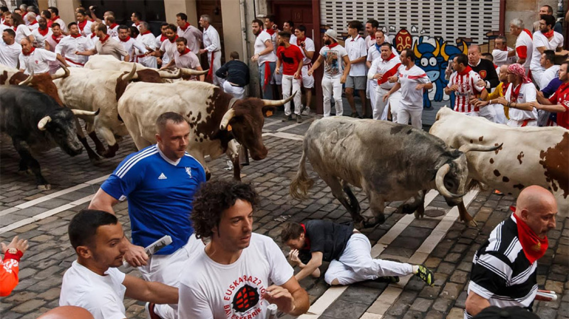 Pamplona festival: Η πρώτη μέρα βάφτηκε στο αίμα - Τρεις τραυματίες στην κούρσα με τους ταύρους