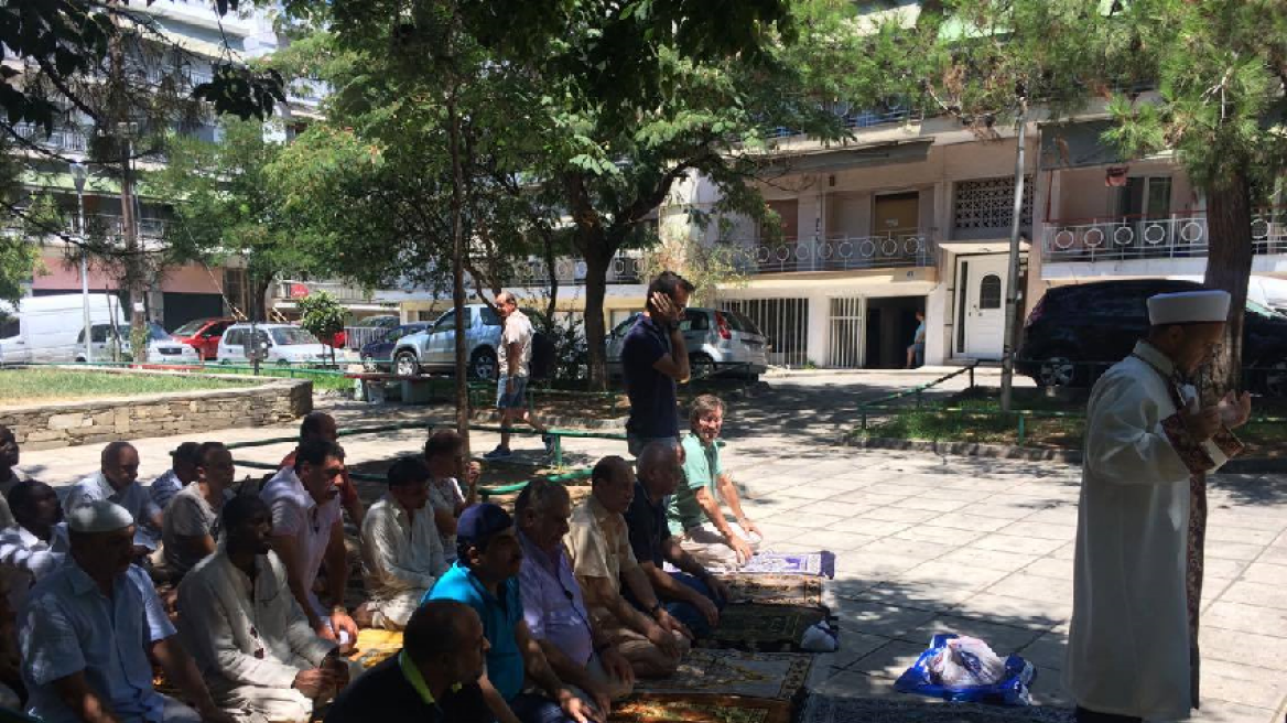 Βίντεο: Μουσουλμάνοι προσεύχονται δημόσια στη Θεσσαλονίκη και ζητούν χώρο προσευχής