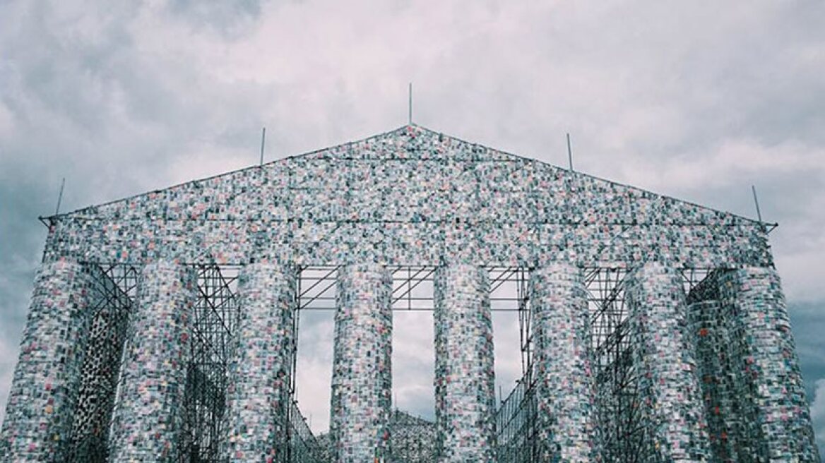 Incredible “Parthenon” temple made of banned books! (photos)