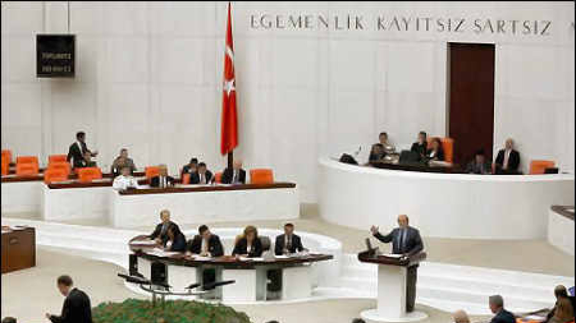 Πρόστιμα σε όποιον χρησιμοποιεί τη λέξη «Κουρδιστάν» μέσα στην τουρκική βουλή