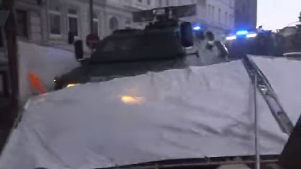 Βίντεο: Το τεθωρακισμένο της αστυνομίας «σπάει» τα οδοφράγματα των διαδηλωτών στο Αμβούργο