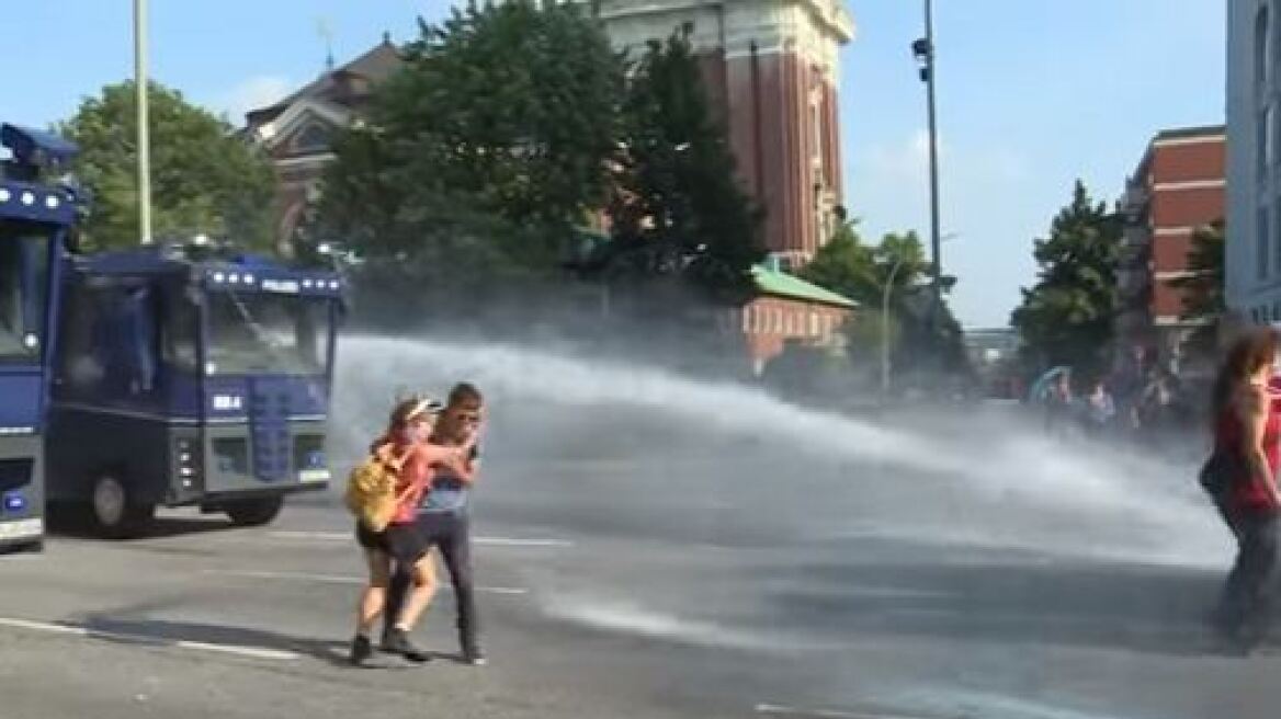 Βίντεο από Αμβούργο: Αυτό είναι το πιο «υγρό» φιλί στον κόσμο