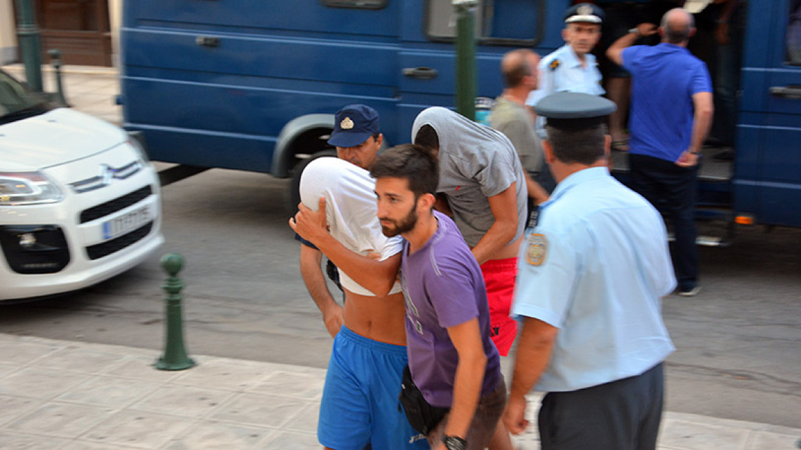 Ζάκυνθος: Έκρυψαν τα πρόσωπά τους οι 8 κατηγορούμενοι για τη δολοφονία του Αμερικανού τουρίστα
