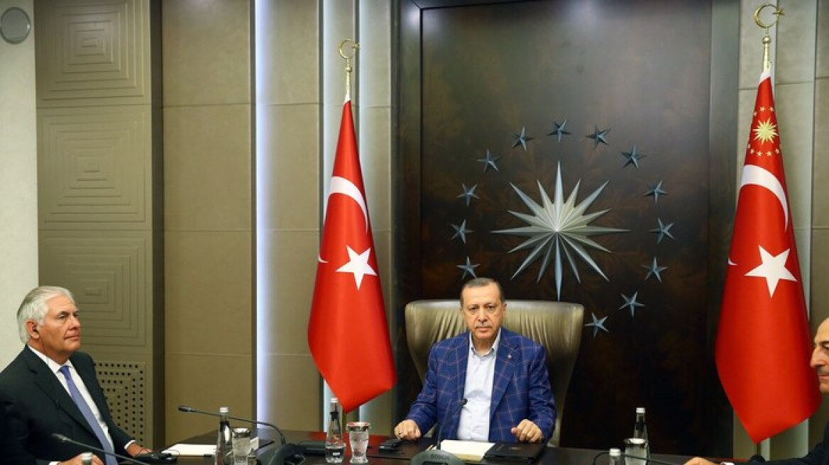 Στην Κωνσταντινούπολη ο Τίλερσον: Εξήρε το θάρρος των Τούρκων στο αποτυχημένο πραξικόπημα