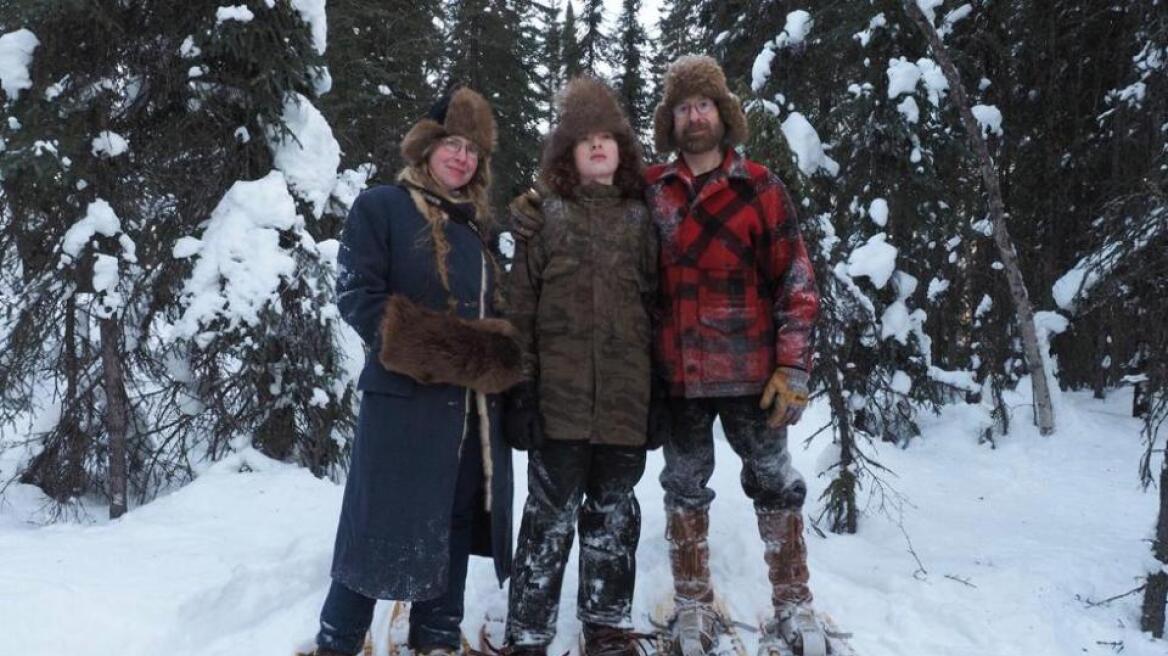 Χορεύοντας με τις... αρκούδες και τους λύκους: Γνωρίστε την οικογένεια που ζει μόνη στην Αλάσκα!