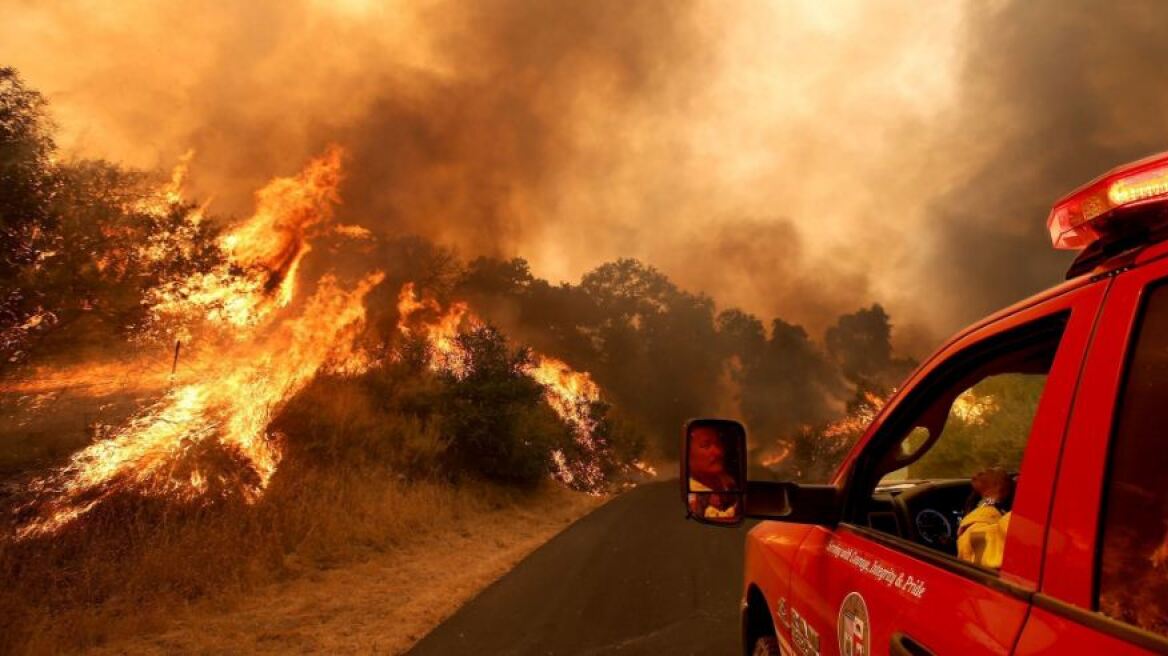 Βίντεο: Στο έλεος πυρκαγιών Καλιφόρνια και Καναδάς - Πάνω από 18.000 εγκατέλειψαν τα σπίτια τους