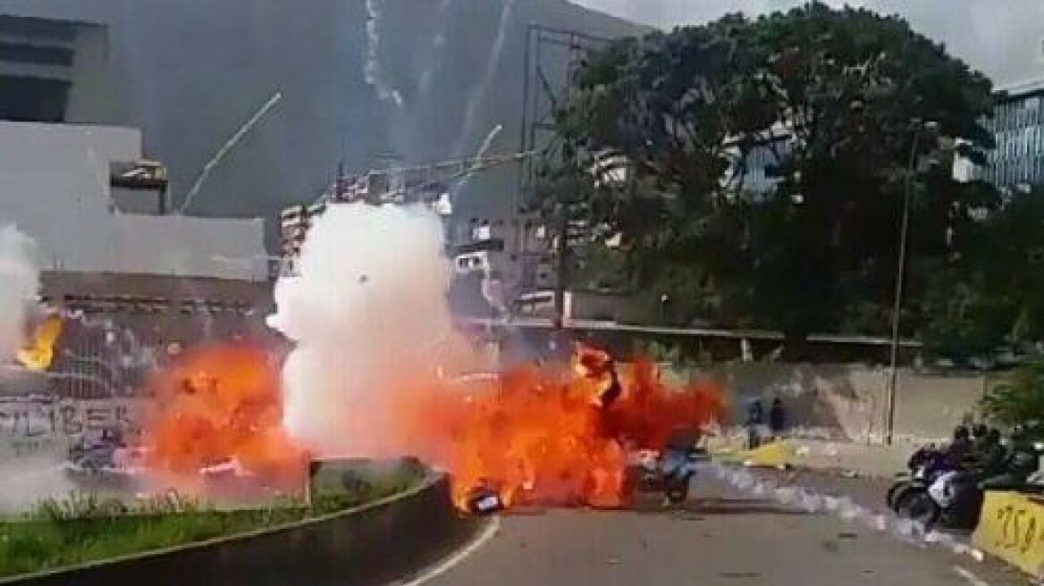 Συγκλονιστικό βίντεο: Βόμβα τινάζει στον αέρα αστυνομικούς στη Βενεζουέλα
