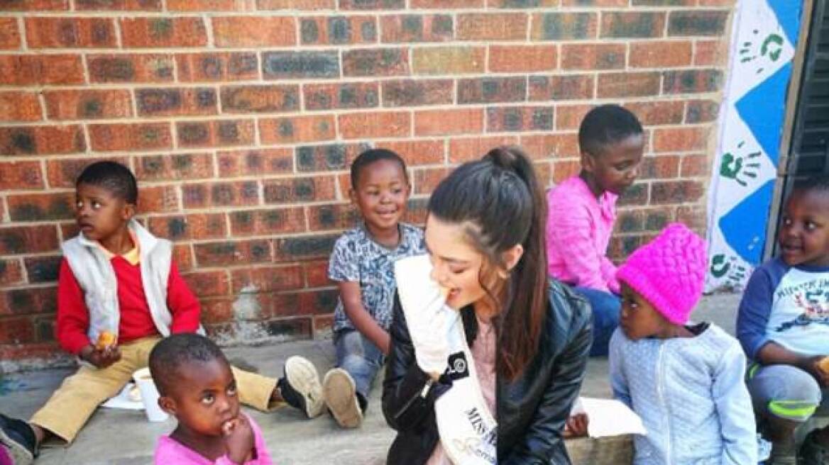 Σάλος με την «Μις Νότια Αφρική» - Φόρεσε γάντια για να ταΐσει παιδιά,φορείς του AIDS