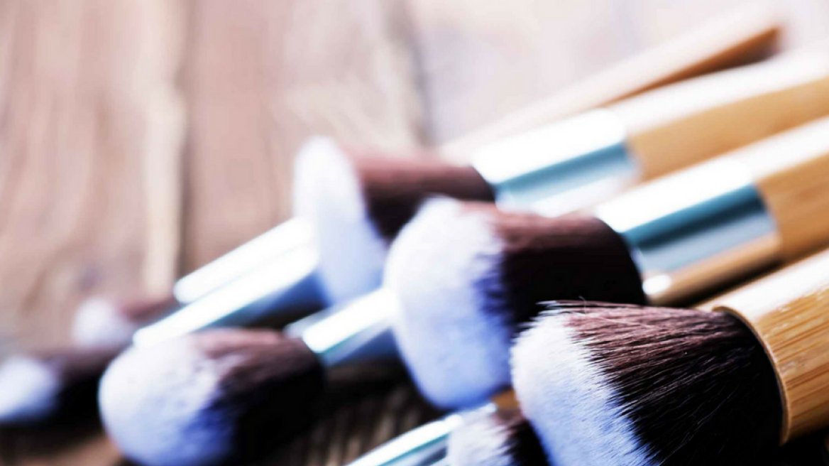 DIY: Ο πιο απλός τρόπος να καθαρίστε τα πινέλα του μακιγιάζ