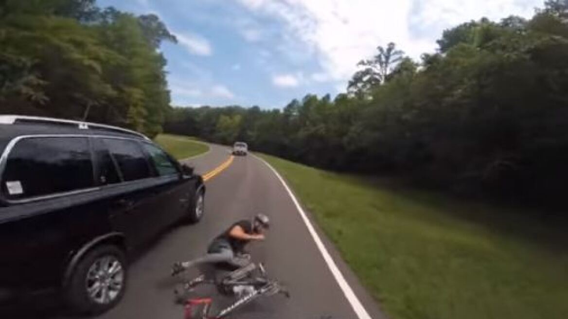 Απίστευτο βίντεο: Αυτοκίνητο χτυπά ποδηλάτη στα καλά καθούμενα