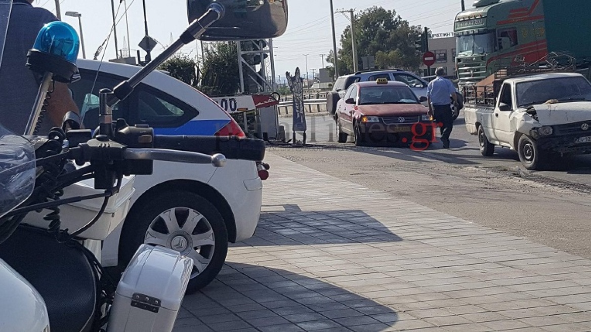 Απίστευτο περιστατικό: Ρομά παραβίασαν κόκκινο, τράκαραν με ταξί και έσπασαν στο ξύλο τον πελάτη