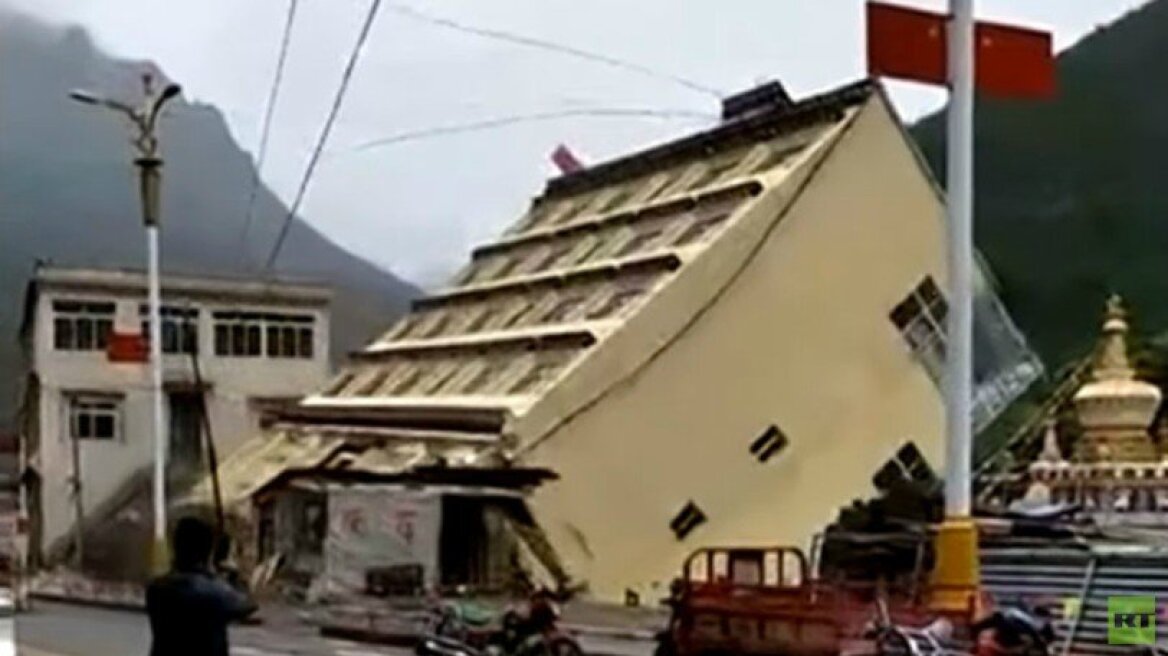 Η στιγμή που τετραόροφο κτίριο κατεδαφίζεται μετά από βροχή (vids)