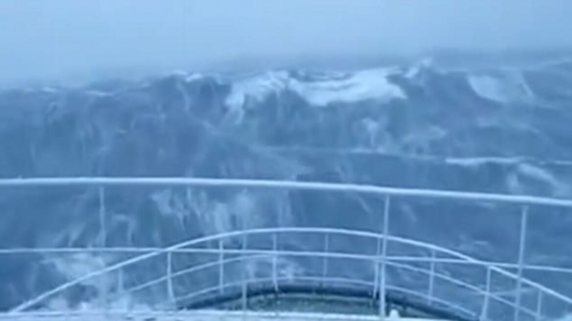 Εντυπωσιακό βίντεο: Κύμα-τέρας 30 μέτρων χτυπάει πλοίο 