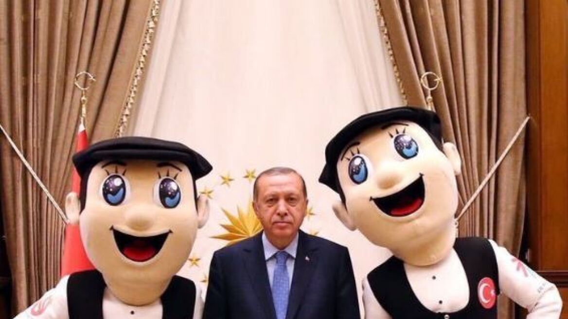 Γιατί ο αυστηρός Ερντογάν ποζάρει χέρι - χέρι με... δύο κούκλες