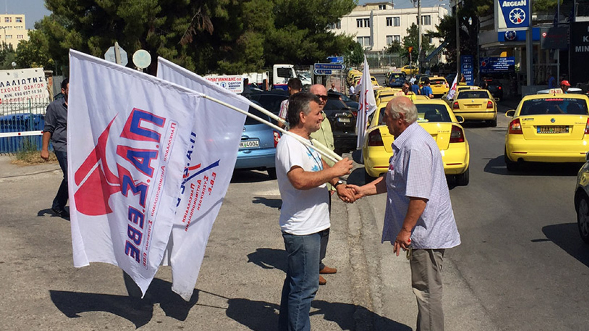 Διαμαρτυρία των οδηγών ταξί στη Μεσογείων 