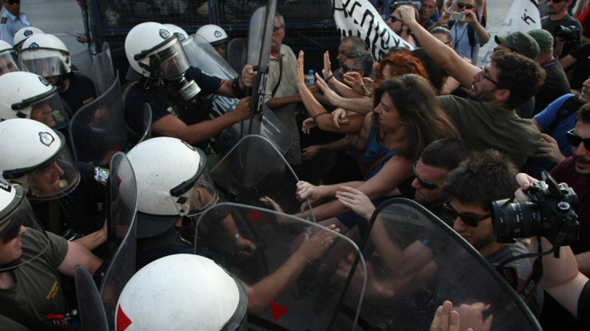 Θεσσαλονίκη: Συγκρούσεις μεταξύ διαδηλωτών και ΜΑΤ πριν τη συνάντηση Τσίπρα - Γιούνκερ