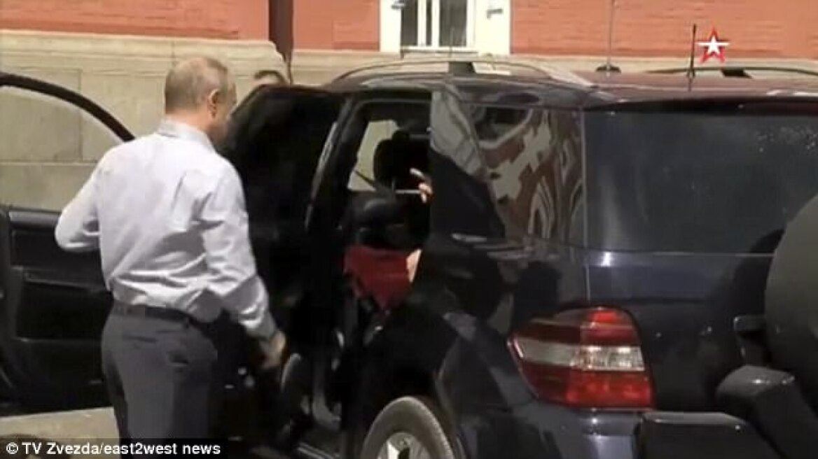 Ποια είναι η μυστηριώδης γυναίκα με την κόκκινη τσάντα που ο Πούτιν προσπάθησε να κρύψει από την κάμερα;