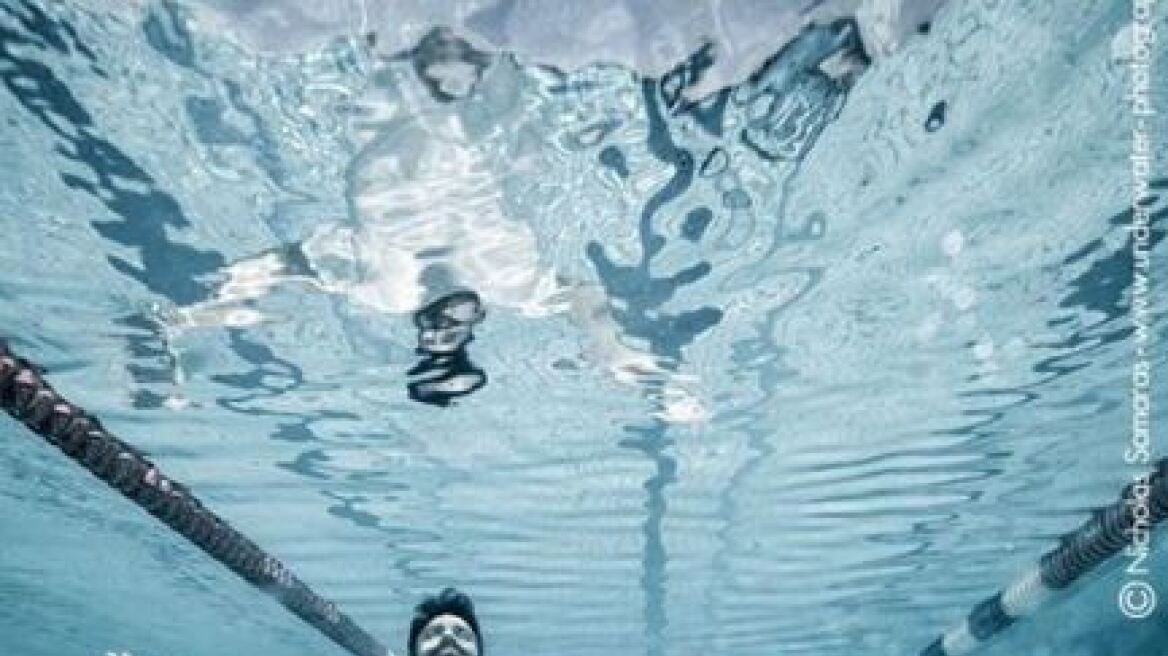 Η συγκλονιστική φωτογράφιση του Τσαπατάκη - Στέκεται όρθιος μέσα σε πισίνα