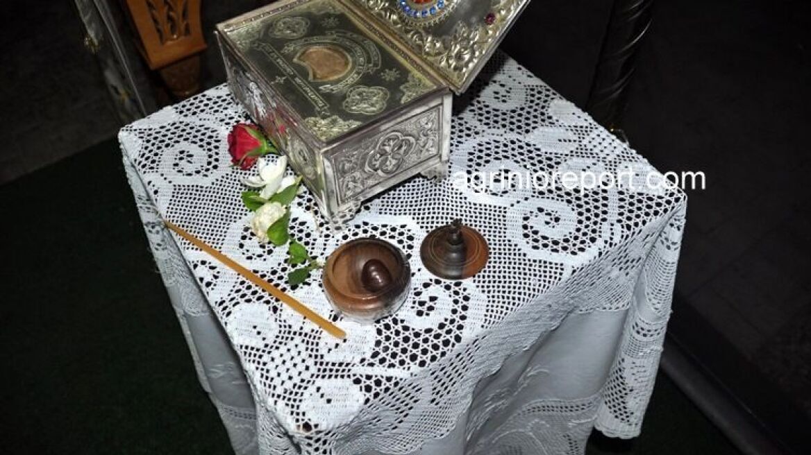 Φωτογραφίες: Πιστοί στο Αγρίνιο προσκύνησαν ένα κάστανο που είχε βράσει ο Παΐσιος