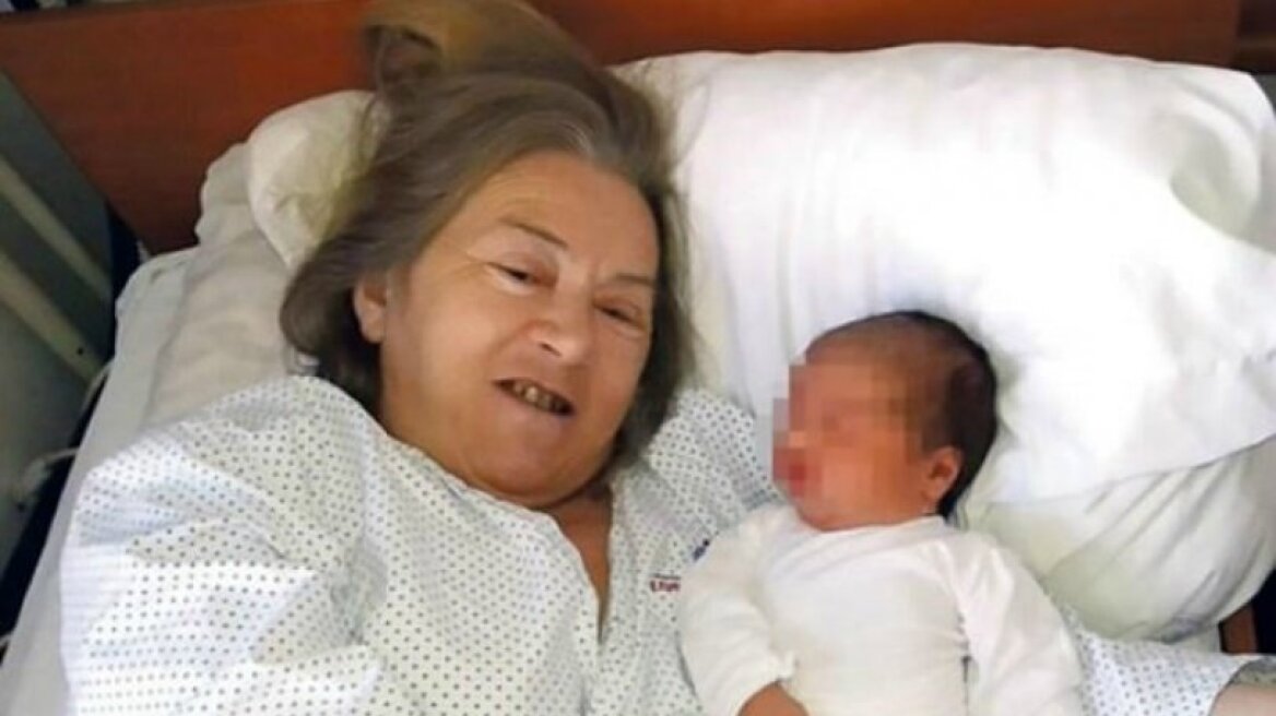 Έκανε παιδί στα 60 της μετά από 20 χρόνια προσπαθειών κι ο άντρας της την παράτησε (pics)