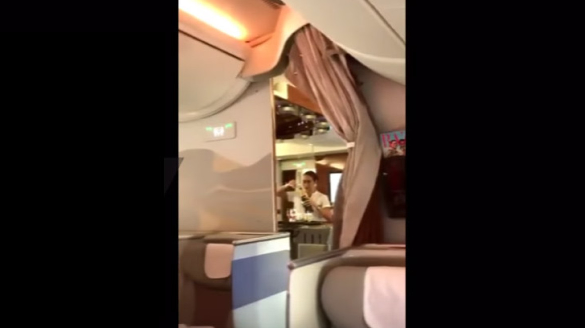 Αεροσυνοδός της Emirates «ανακυκλώνει» την σαμπάνια επιβάτη
