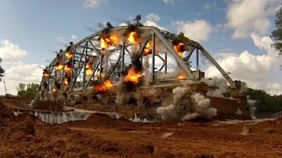 Εντυπωσιακή κατεδάφιση γέφυρας με εκρηκτικά! (pics & vid) 