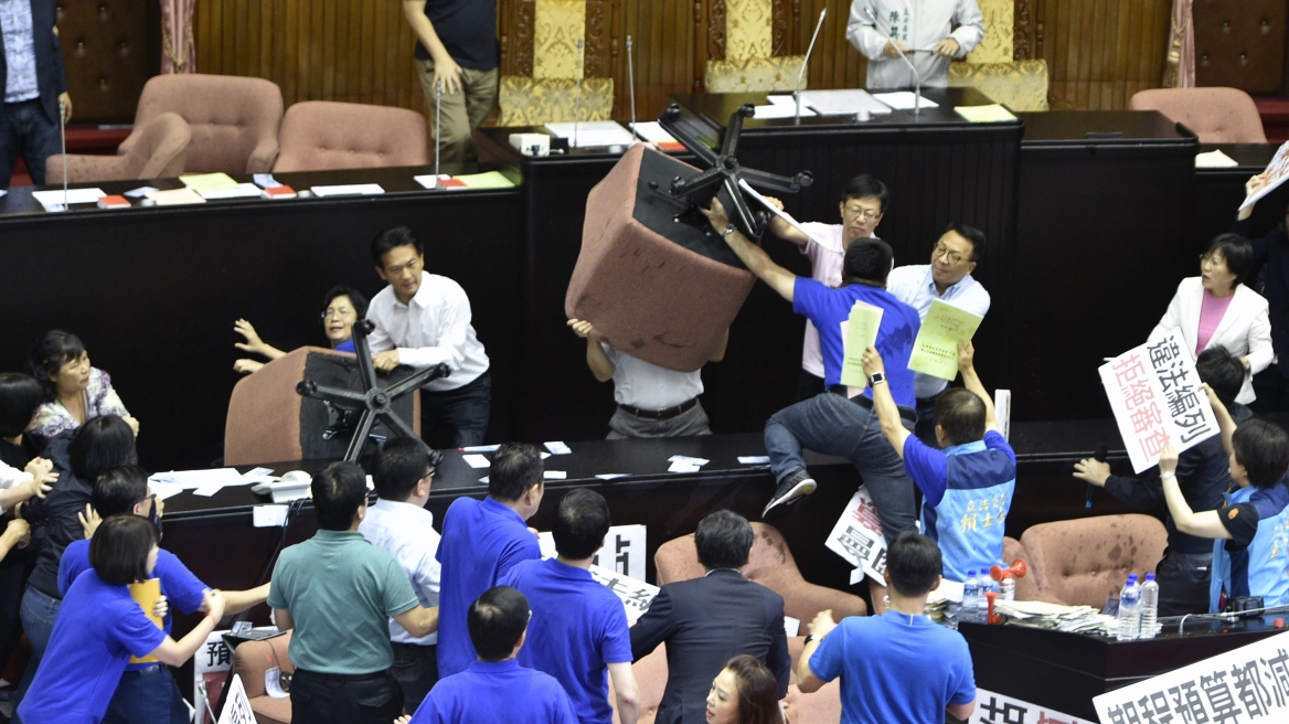 Βίντεο: Άγριο ξύλο βουλευτών στο κοινοβούλιο της Ταϊβάν