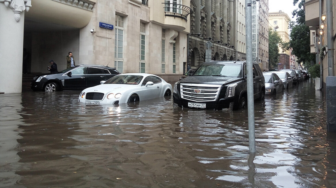 Πλημμύρισε η Μόσχα από καταρρακτώδη βροχή 