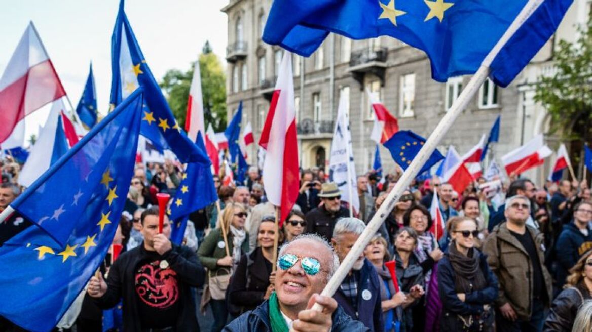Πολωνία: Χιλιάδες διαδήλωσαν εναντίον των αλλαγών στο δικαστικό σύστημα