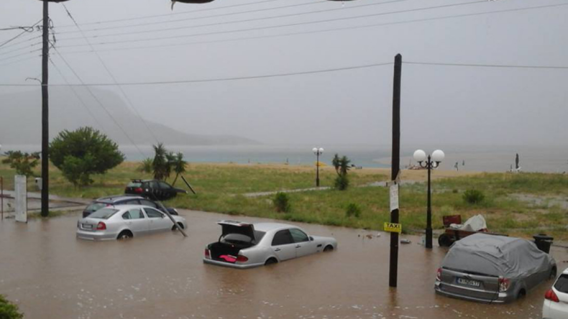 Πλημμύρισε η Σιθωνία Χαλκιδικής - Δρόμοι και ΙΧ βυθισμένα στο νερό