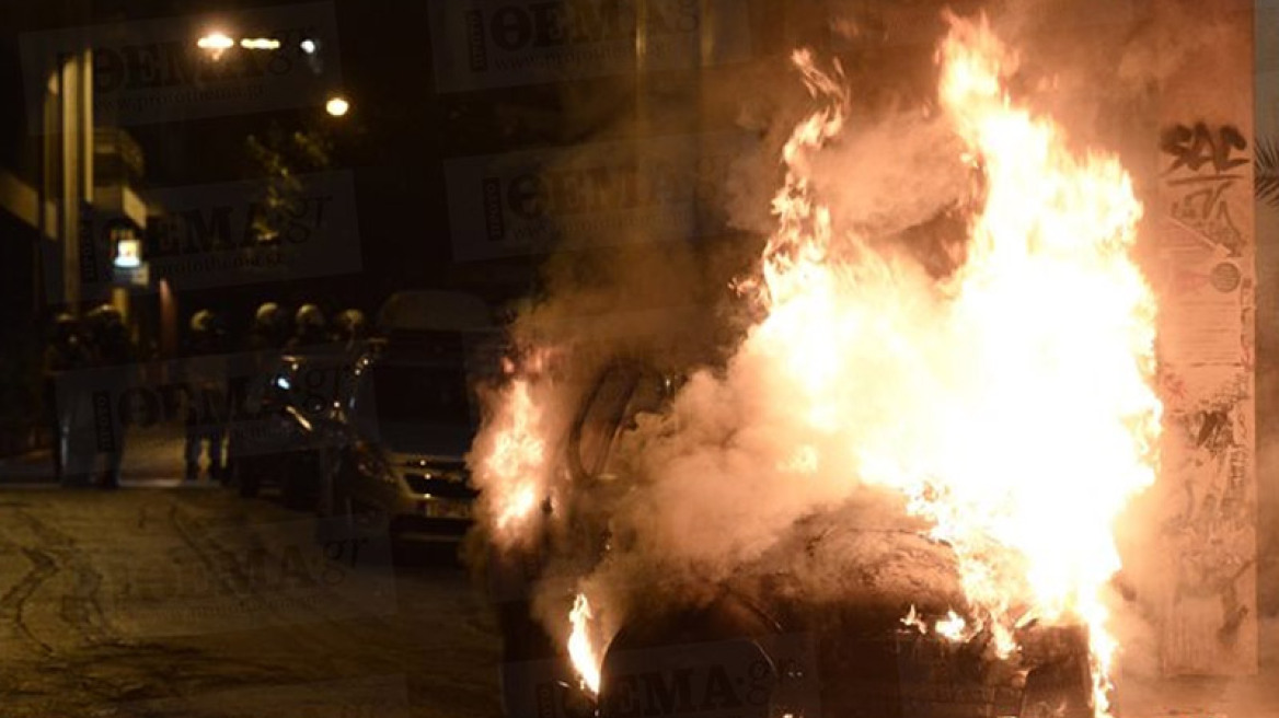 Επεισόδια στα Εξάρχεια μετά την πορεία για την Ηριάννα: Κουκουλοφόροι έκαψαν αυτοκίνητο
