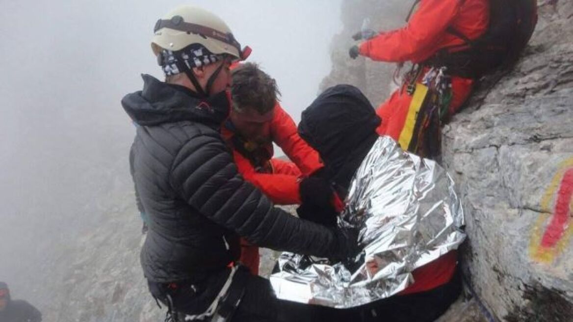 Όλυμπος: Εξαντλημένος ο Ρουμάνος ορειβάτης - Δείτε την επιχείρηση απεγκλωβισμού του 