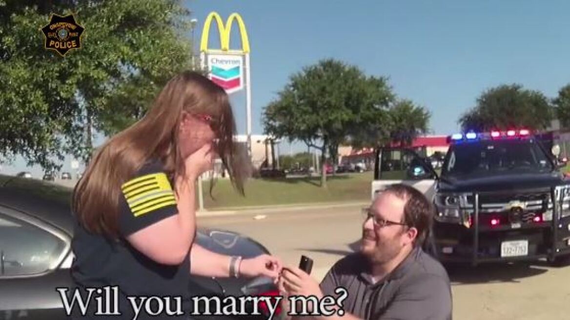 Τέξας: Της έκανε πρόταση γάμου αφού πρώτα της έστειλε την... αστυνομία 