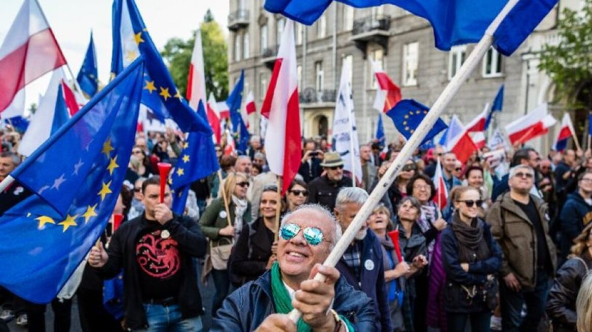 Πολωνία: Πολιτικά κίνητρα βλέπει η Βαρσοβία πίσω από τις επικρίσεις της Κομισιόν
