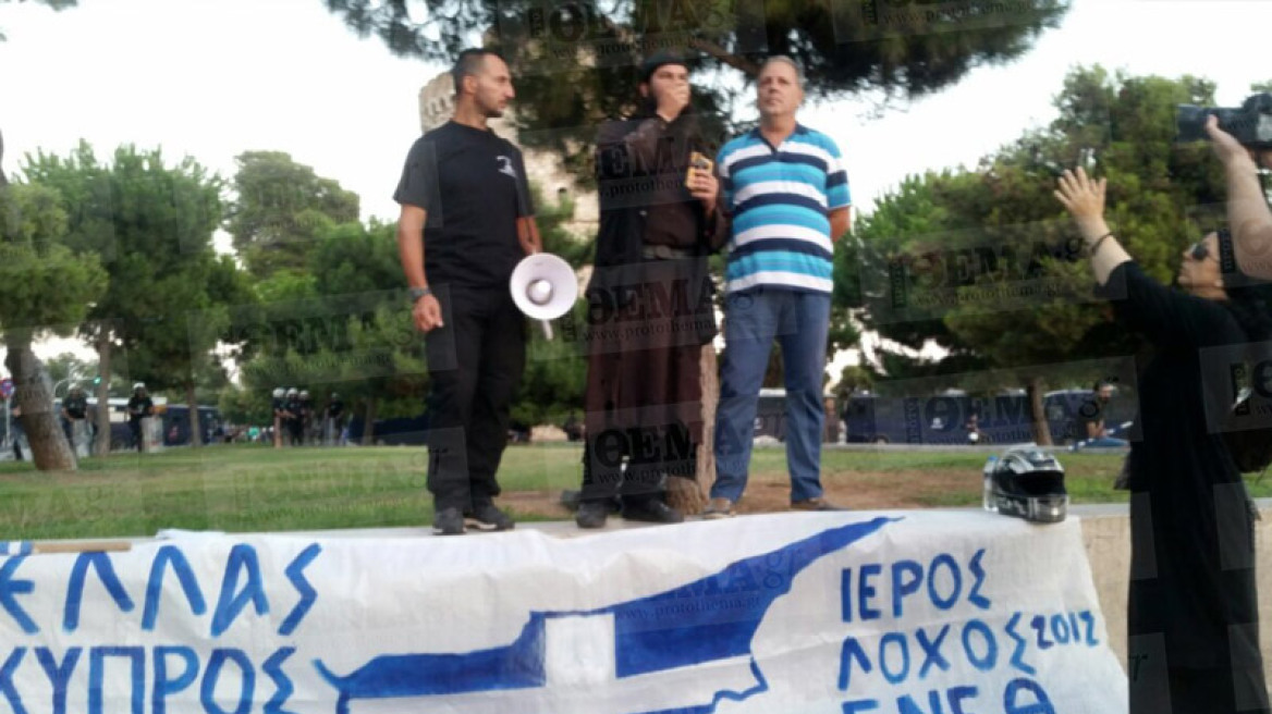 Φωτογραφίες: Ο «πατήρ Κλεομένης» σε πορεία ακροδεξιών στη Θεσσαλονίκη
