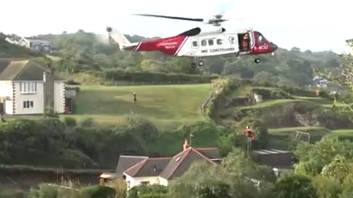 Βίντεο: Δραματική διάσωση με ελικόπτερο στην πλημμυρισμένη Κορνουάλη