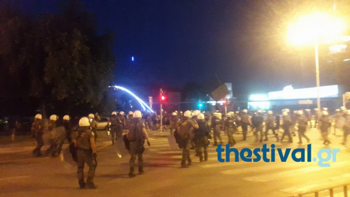 Συμπλοκές μεταξύ ΜΑΤ και αντιεξουσιαστών στο κέντρο της Θεσσαλονίκης 