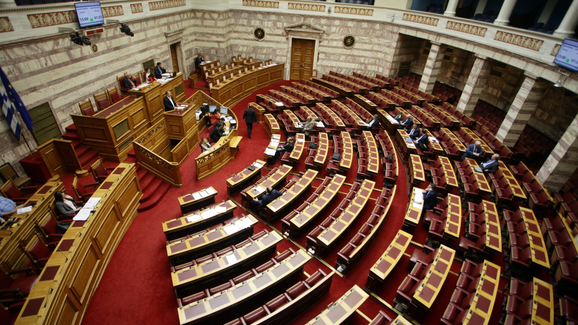 Με διαδικασίες... εξπρές εισάγονται δύο νομοσχέδια στη Βουλή 
