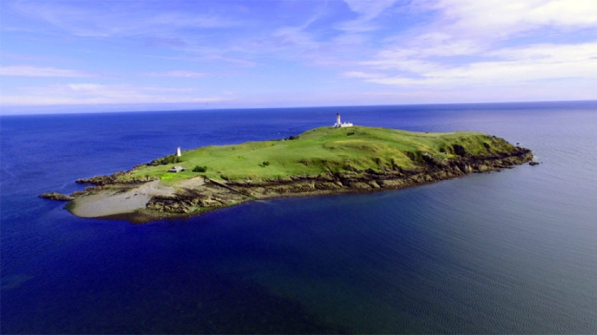 Πωλείται πανέμορφο νησί στη Σκωτία σε τιμή ευκαιρίας με... σκοτεινό παρελθόν