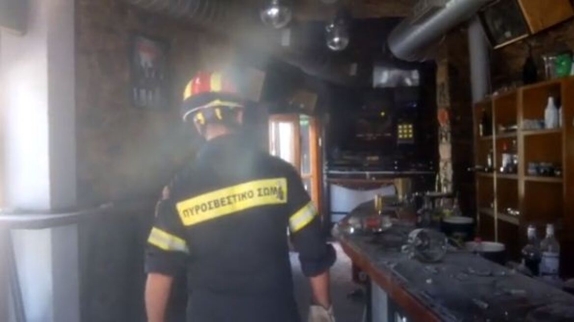 Βίντεο: Οι άνδρες της ΕΜΑΚ μπαίνουν στο μοιραίο μπαρ μετά το σεισμό στην Κω