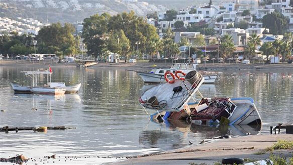 Βίντεο από την Αλικαρνασσό: Ξαπλώστρες στη θάλασσα και βάρκες στη στεριά από το τσουνάμι