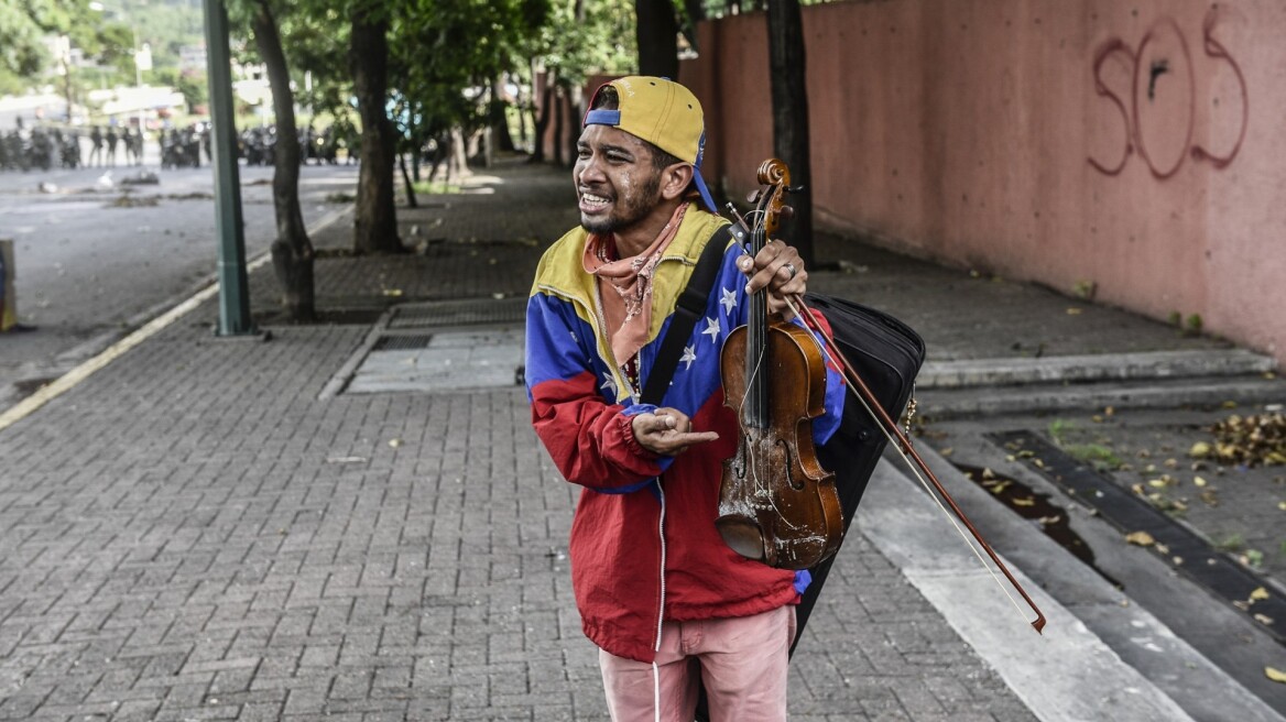 Βίντεο: Τραυματίστηκε στις διαδηλώσεις ο βιολιστής της Βενεζουέλας