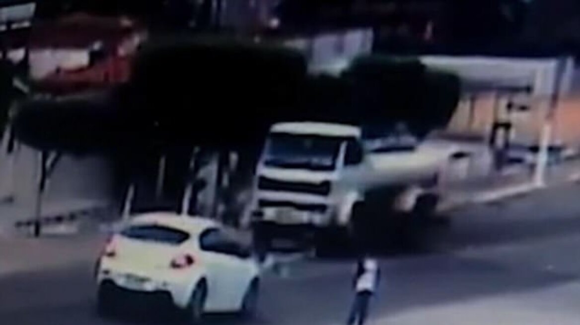 Απίστευτο βίντεο: Αμάξι χτυπάει παιδάκι κι εκείνο σηκώνεται χωρίς γρατζουνιά!