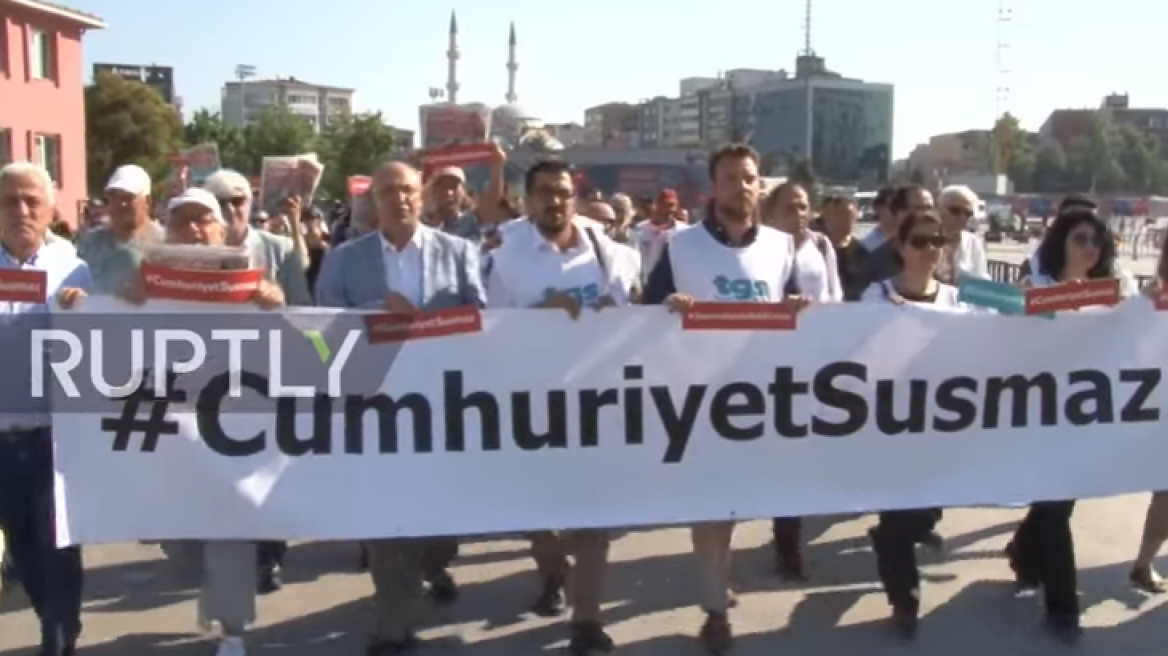 Τουρκία: Αρχίζει σήμερα η δίκη των 17 της Τζουμχουριέτ που είπαν ότι «ο σουλτάνος είναι γυμνός»