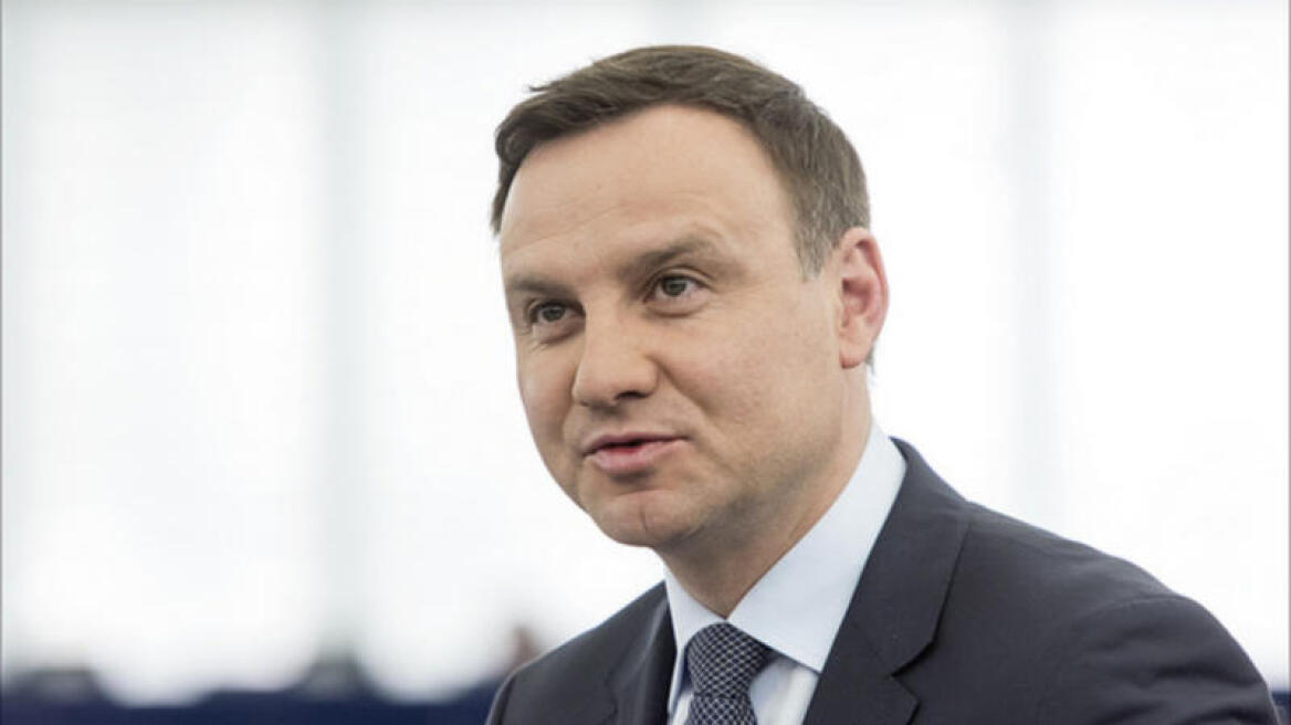 Polish president vetoes controversial court reforms