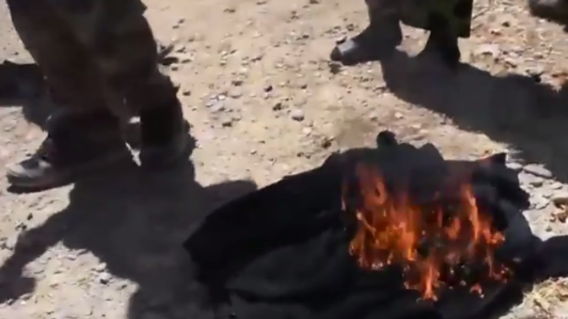 Ράκκα: Με κάψιμο μπούρκας και ξύρισμα γιορτάζουν οι κάτοικοι την εκδίωξη του Ισλαμικού Κράτους