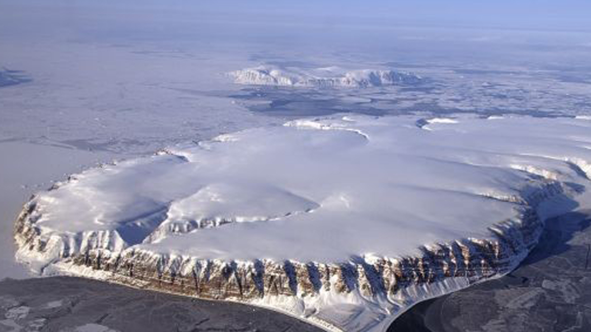 Η «μαύρη άλγη» απειλεί τη Γροιλανδία και τα επίπεδα της θάλασσας