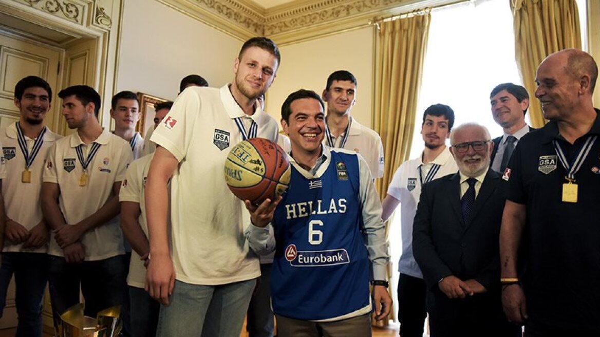 Greek PM wears national basketball team jersey (photos)